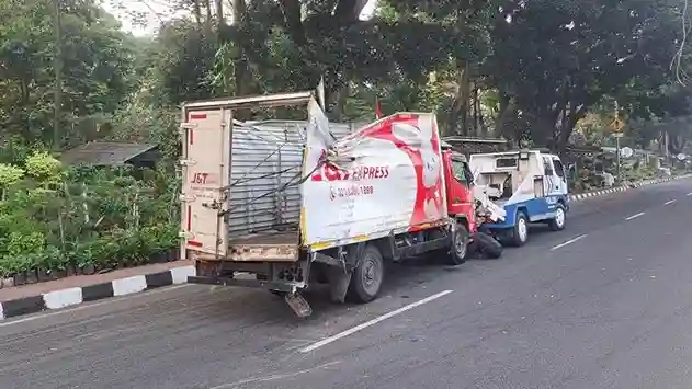 Truk Ekspedisi Terguling di Jalan Raya Bogor Akibat Hindari Mobil Putar Balik