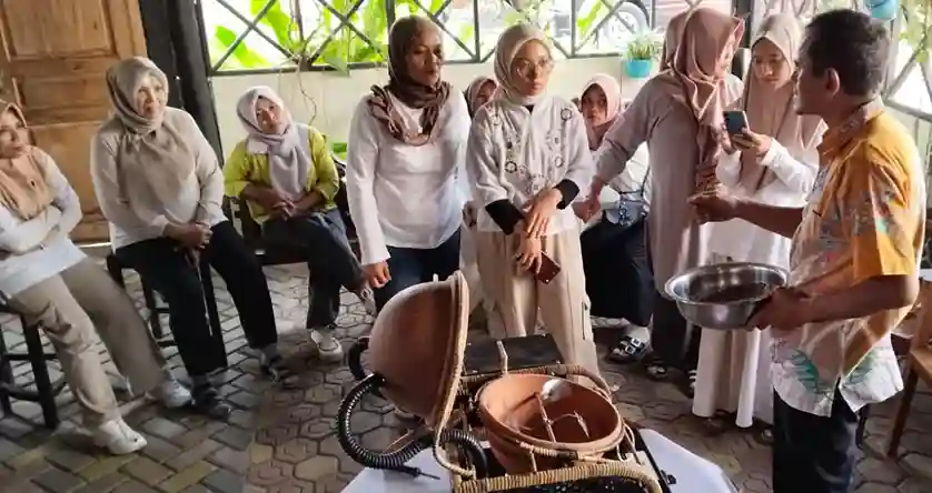 Inovator Bogor Kenalkan Roasting Tembikar ke KUPS Perempuan Batang