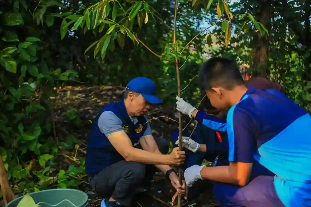 Ratusan Pelajar Bogor Bersihkan Kali Cipakancilan dan Tanam Pohon