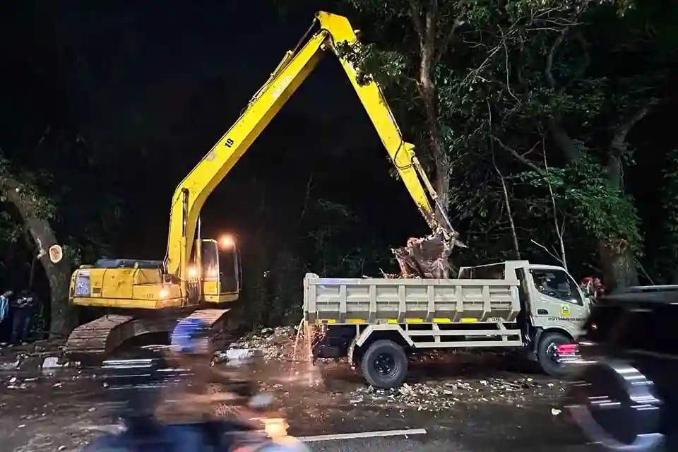 Pemkab Bogor Angkat Tumpukan 60 Truk Sampah di Kali Baru Cibinong