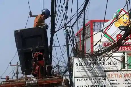 Penataan Kabel Semrawut di Jalan Raya Bogor-Jakarta Dimulai