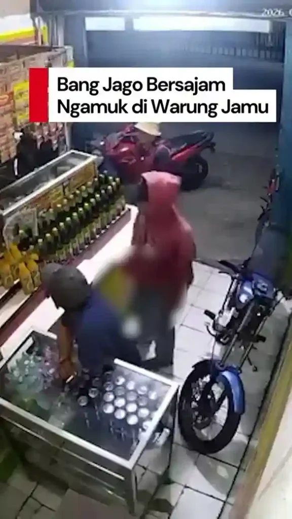 Viral: Pria Bersajam Ngamuk di Warung Jamu Bogor